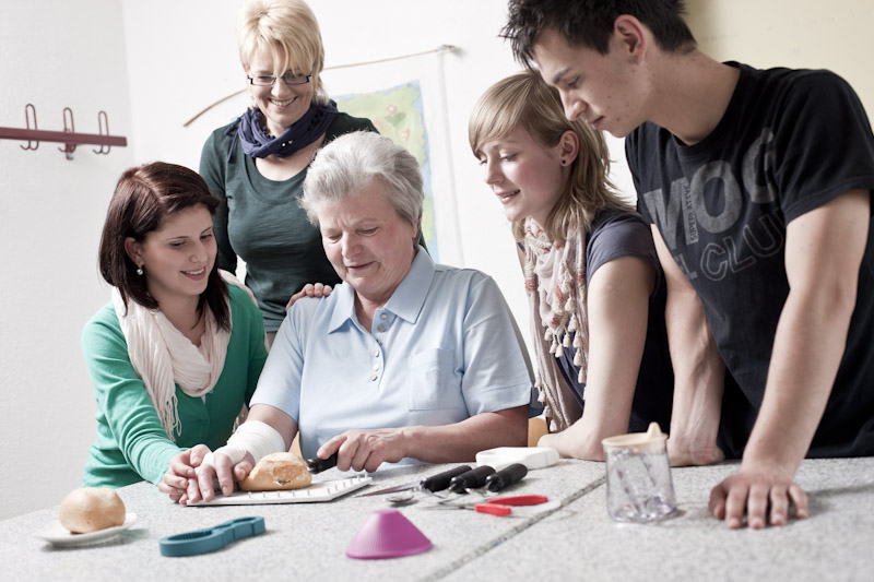 Theoretischer Unterricht in der Ergotherapie-Ausbildung Die hochqualifizierten Dozenten der Medfachschule vermitteln in der Ausbildung praxisnah die theoretischen Grundlagen der Ergotherapie. Über den Lehrplan hinaus finden Fachexkursionen, Workshops und fachspezifische Fortbildungen statt.
